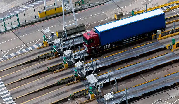 Qué factores pueden modificar el peso de un vehículo durante el transporte